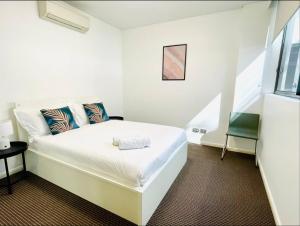 Cozy Zetland 2 bedroom apt with pool, gym and parking