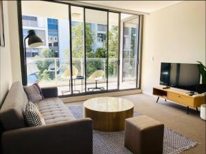 Cozy Zetland 2 bedroom apt with pool, gym and parking