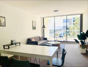 Cozy Zetland 2 bedroom apt with pool, gym and parking