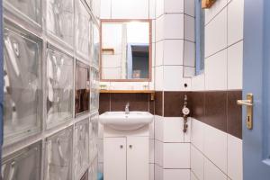 Quiet Cozy Apartment in Party Street e1