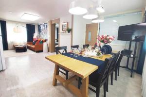 弘大跃层露台大房间 机场地铁直达 3分钟步行地铁站 Hongdae, Airport Express,metro 3min,Duplex Big party Apt