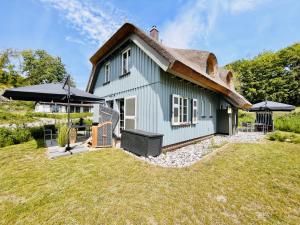 Ferienhaus Blaumeise Feriendorf 06 Klein Stresow Rügen by ruyastay