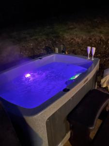 Acorns with own hot tub, romantic escape, close to Lyme Regis