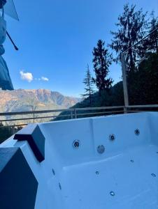 UrWish TreeHouse cottageJacuzzi