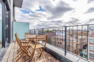 Blueground Hoxton balcony overlooking canal LON-439