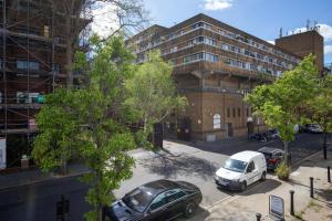 Blueground Kensington near restaurants tube LON-505