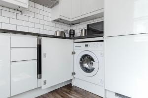 Blueground Kensington near restaurants tube LON-505