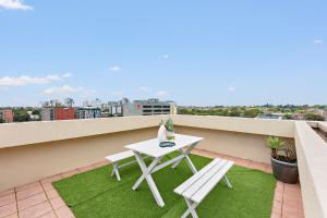 Epic CBD city view 3BR penthouse walk to Station&shopping Centre