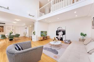 Epic CBD city view 3BR penthouse walk to Station&shopping Centre