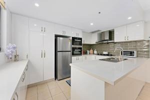 Epic CBD city view 3BR penthouse walk to Station&shopping Centre