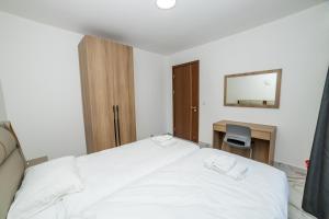 Modern 2-Bedroom Apartment with Terrace - by HostMT