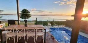 Waterfront Sunset Getaway & Pool - Toukley