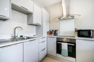 The Klimt- 1Bd Stylish Ap - Gold Short Term Stays