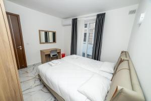 Modern 2-Bedroom Apartment with Terrace - by HostMT