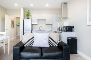 The Klimt- 1Bd Stylish Ap - Gold Short Term Stays