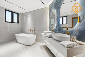 Keysplease Upgraded 4 BR Beach Villa W Private Beach, Palm