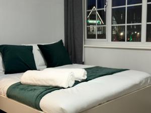 Large House for 21 - Nottingham City