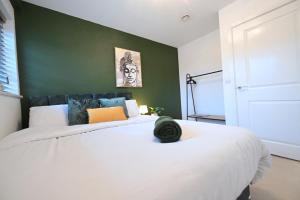 Getaway Deal Spacious Flat with Private Balcony and Secure Free Parking!