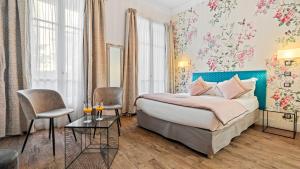 Superior Double Room with City View room in Hotel Villa Victoria