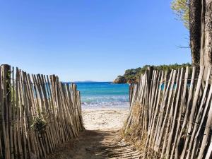 Villas Villa Mimosa, climatisee avec Piscine et Vue Mer pour 10 personnes a La Londe-Les-Maures : photos des chambres