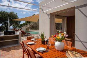 Villas Villa Mimosa, climatisee avec Piscine et Vue Mer pour 10 personnes a La Londe-Les-Maures : photos des chambres