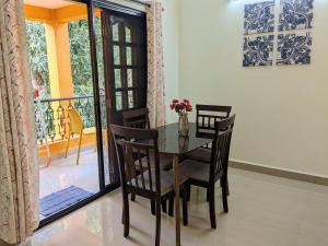 Casa Stay Candolim Holiday Apartments with Pool-Free Parking-WiFi-Powerback up