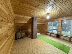 Шикарный дом возле леса