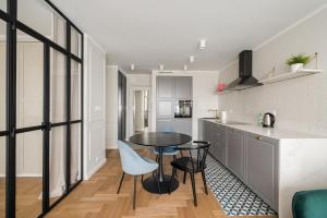 Metro Wierzbno Deluxe Apartment by BookingHost