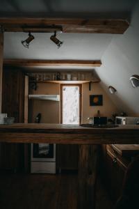 Roztomilá a utulná chata Azzy na samotě v lese.