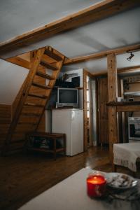 Roztomilá a utulná chata Azzy na samotě v lese.