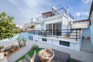 Maria's Beach Escape Salamina