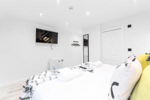 Bright & Bold Studio Perfect for a Chic Stay