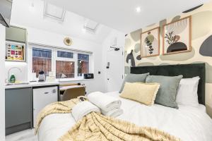 Experience London in a Unique & Vibrant Studio