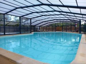 Mobil Home Beg Meil 300m plage avec piscine partagée, terrasse privée et Wi-Fi - 3hvězdičkové hotely ve městě Fouesnant