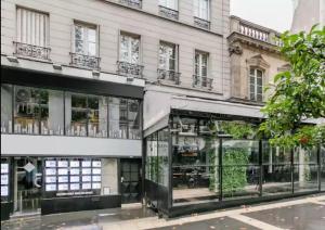 Marais Place des Vosges peaceful air-conditioned