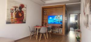 One-Five Racine by IB Signature, Stylish 2BR Apt, 24x7 Security, WiFi, Self check-in, City View, City Centre, close to cafes and restaurants