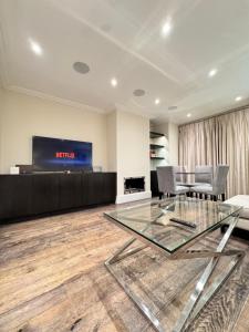 Walk to Kings Road Plenty Shops and Restaurants