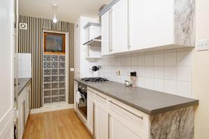 Urban Serenity 2-Bedroom by Canary Wharf