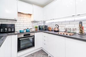 Modern Two-Bedroom House with Free Onsite Parking and Garden, Cwmbran