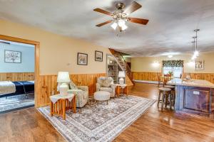 Lisle Apt 4 Mi to Dorchester Lake!