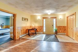 Lisle Apt 4 Mi to Dorchester Lake!