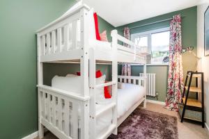 Modern Two-Bedroom House with Free Onsite Parking and Garden, Cwmbran