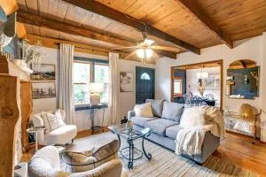 Lovely Gilbertsville Cabin with Patio, 4 Mi to Water - Calvert City