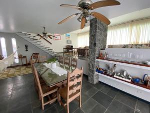 Casa Guarujá · Conforto e diversão a um quarteirão da areia!