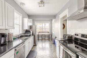 Charming 4BR Duplex in Oak Lawn Private Backyard