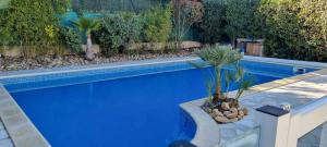 Villa spacieuse à Agde avec piscine et jardin.