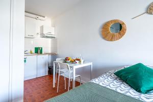 Appartements Charmant studio avec terrasse, Gare a 200m et parking gratuit : photos des chambres
