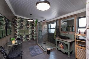 Polka Dot Airport Exec Suite