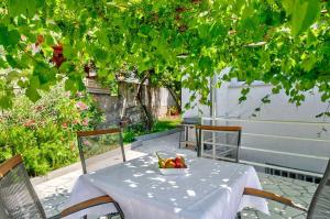 Lauschiges Apartment nur 200 Meter zum Sandstrand mit Meerblick, Grill, Klima