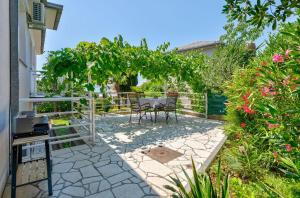 Lauschiges Apartment nur 200 Meter zum Sandstrand mit Meerblick, Grill, Klima